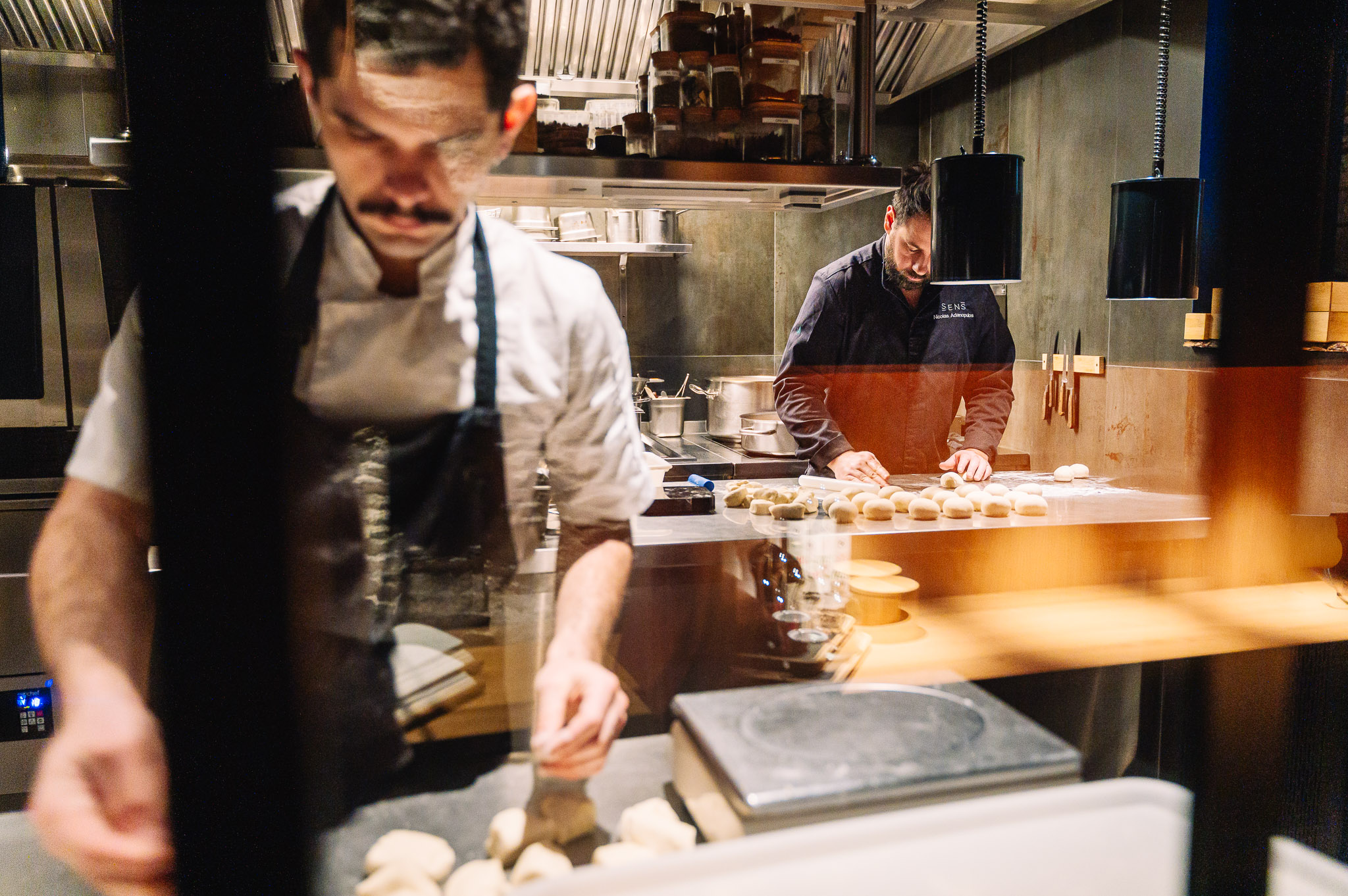 Chefs en cuisine avant le service dans le restaurant gastronomique Sens basé sur Angers